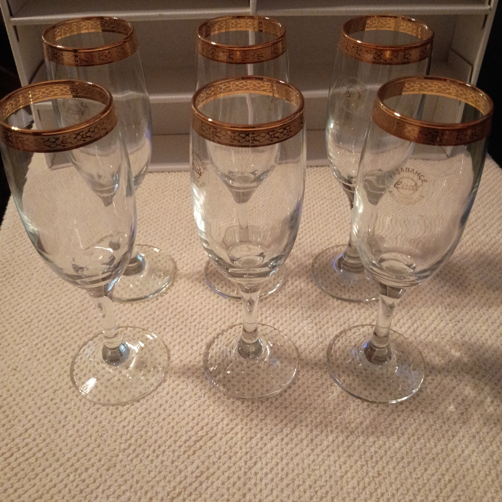 Gold Rimmed Wine Glass Set